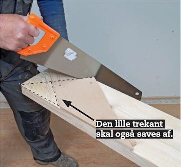 Byg selv trappe: Sav langs stregen fra hjørnet af sidepladen Byg selv trappe: Sav langs stregen fra hjørnet af sidepladen